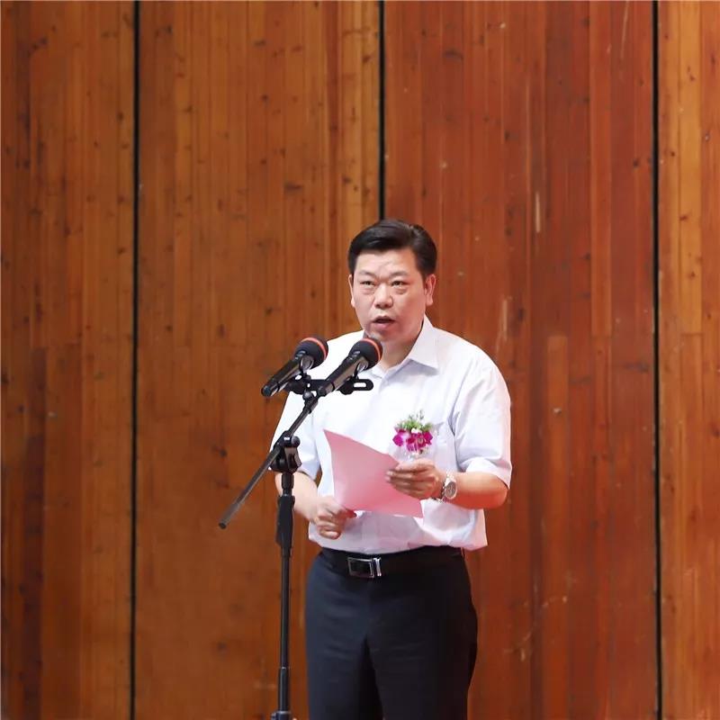 中共宁波市委宣传部副部长张文杰主持开幕式