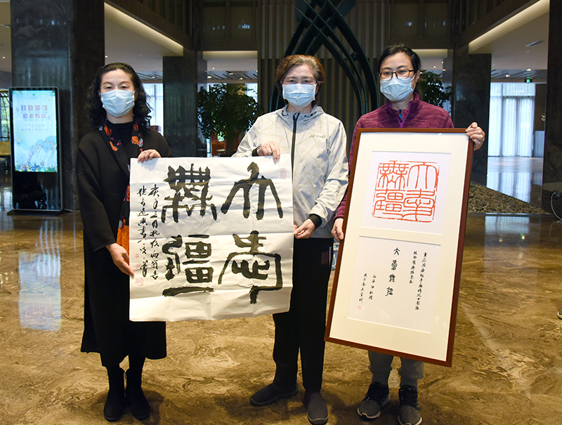 中国工程院院士、国家卫健委高级别专家组成员李兰娟及其团队.JPG