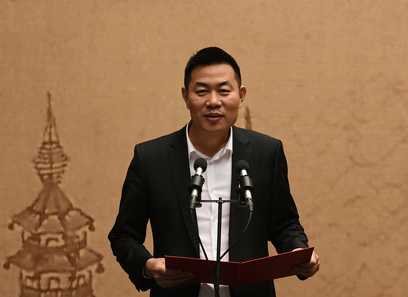 吕忠飞先生主持展览开幕式.JPG